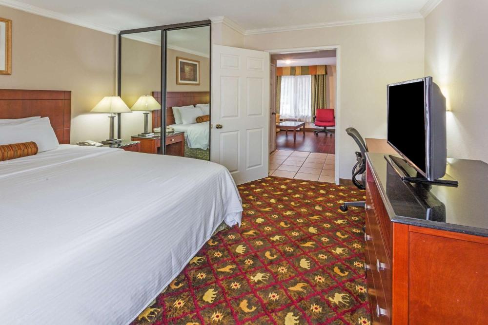 King Suite - Non-Smoking interior